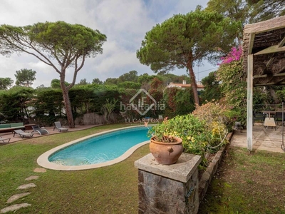 Chalet villa renovada de 4 dormitorios con piscina en venta en Llafranc