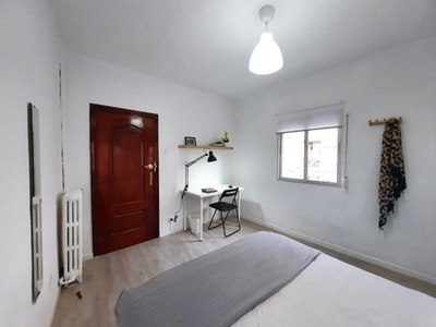 Habitación con mucha luz en Madrid Rio