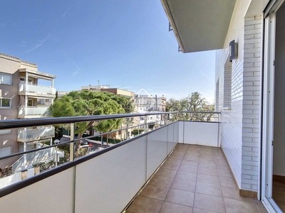 Piso bonito piso de 3 dormitorios, con balcón y zona comunitaria con piscina y aparcamiento en venta en Ribes Roges, a 3 minutos a pie de la playa. en Vilanova i la Geltrú