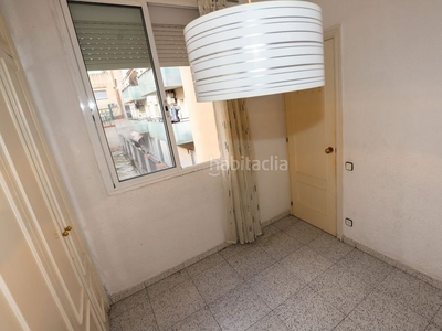Piso con 2 habitaciones amueblado con calefacción y aire acondicionado en Hospitalet de Llobregat (L´)