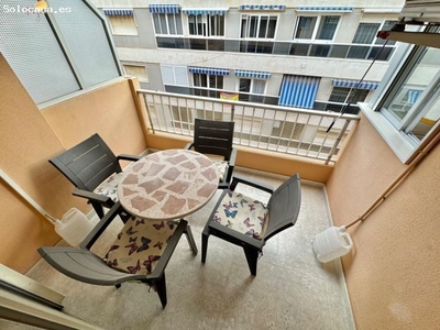 Disfruta de la luminosa terraza de este hermoso apartamento con un interior espacioso y equipado