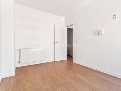 Alquiler apartamento en cl pilar de madariaga rojo 9 apartamento con ascensor, parking y calefacción en Madrid