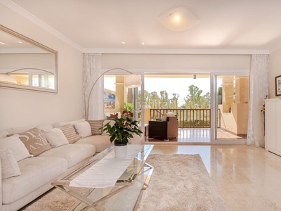 Alquiler apartamento especial apartamento en primera línea de golf en marqués de atalaya en Estepona