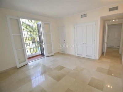 Alquiler apartamento estupendo piso a pocos metros de la playa en jardines de las golondrinas, elviria, en Marbella