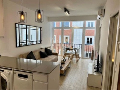 Alquiler apartamento precioso piso exterior completamente amueblado en Madrid