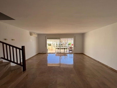 Alquiler casa adosada con 4 habitaciones con parking, piscina, calefacción y jardín en Tarragona