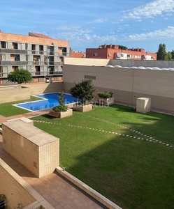 Alquiler dúplex estupendo dúplex de 4 habitaciones con terrazas, zonas ajardinadas y piscina en Sant Joan Despí