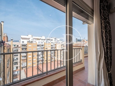 Alquiler piso ático en alquiler de dos habitaciones sin amueblar en eixample en Barcelona