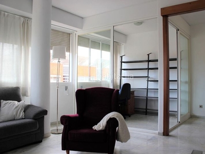 Alquiler piso con 3 habitaciones con ascensor, parking, calefacción y aire acondicionado en Sevilla