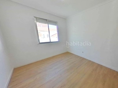 Alquiler piso cuarto con 3 habitaciones en Numancia Madrid