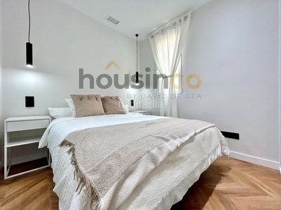Alquiler piso en alquiler , con 55 m2, 2 habitaciones y 2 baños, 3 baños ( 2 en suite y un aseo), ascensor, amueblado, aire acondicionado y calefacción individual. en Madrid
