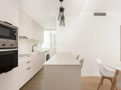 Alquiler piso en alquiler piso en gràcia, totalmente renovado, decorado con estilo y con tres dormitorios y terraza de 16 m² en Barcelona