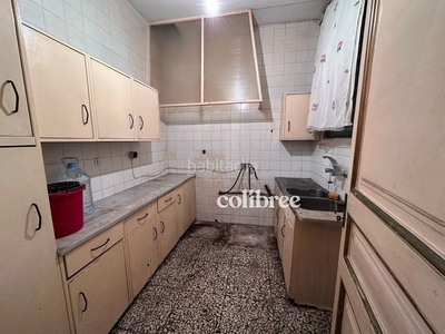 Alquiler piso en primera planta real, en finca regia, se encuentra este piso de 50m2 compuesto de 2 habitaciones: una doble con salida a la galeria y terraza, una individual a modo de despacho o vestidor, 1 baño, cocina, salón comedor, galeria acristalada y terraza a en Barcelona