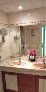 Alquiler piso este. estupendo y coqueto piso amueblado de 2 habitaciones se alquila en urbanización privada. balcón terraza. piscina comunitaria. zonas ajardinadas. en Sevilla