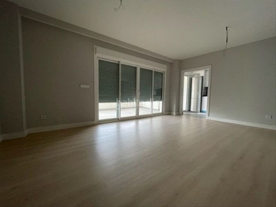 Alquiler piso estupendo piso en alquiler disponible en junio en colinas del Limonar en Málaga