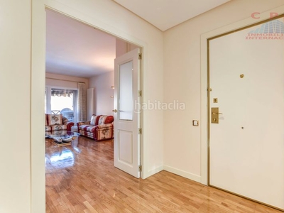 Alquiler piso magnifico piso amueblado de 120 m2, 3 habitaciones y terraza; situado en urbanización cerrada. en Alcobendas