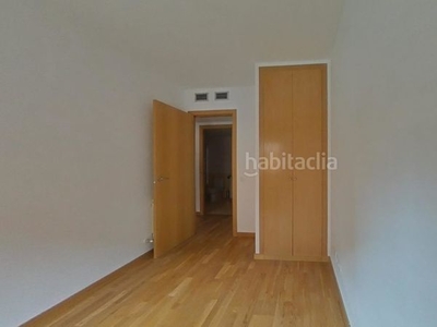 Alquiler piso primero con 4 habitaciones, ascensor y piscina comunitaria en Sant Cugat del Vallès