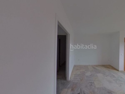 Alquiler piso tercero con 2 habitaciones, ascensor y piscina comunitaria en Estepona