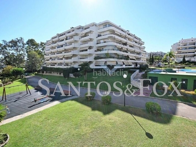 Apartamento el piso es espacioso y consta de dos dormitorios dobles, uno con baño privado. amplia terraza con vistas al campo de golf de guadalmina y a la calle. en Marbella
