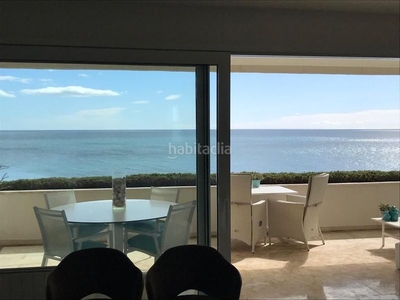Ático apartamento con fantásticas vistas al mar en primera línea de playa en Estepona
