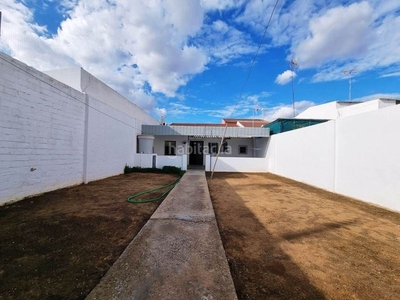 Casa con 3 habitaciones en Olivares