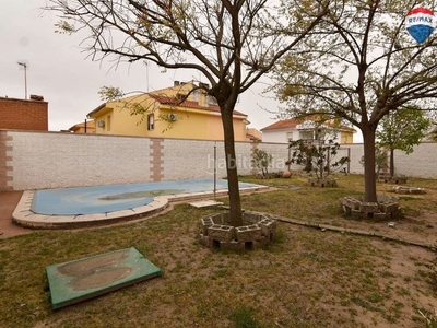 Casa pareada con 3 habitaciones con parking, piscina y calefacción en Ventas de Retamosa (Las)