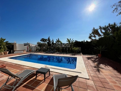 Chalet fantastica villa con piscina privada e impresionantes vistas al golf, a la montaña y al mar mediterraneo! en Estepona