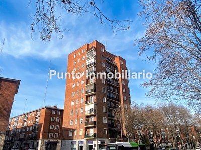 Venta de piso con terraza en Cuatro de Marzo (Valladolid)