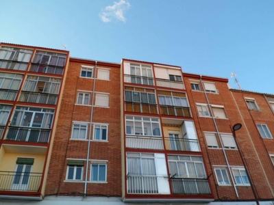 Venta Piso Valladolid. Piso de tres habitaciones en Calle CIGÜEÑA. A reformar primera planta con terraza