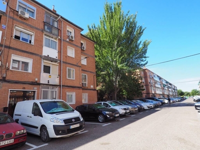 Alquiler Piso Alcalá de Henares. Piso de tres habitaciones Buen estado cuarta planta con terraza