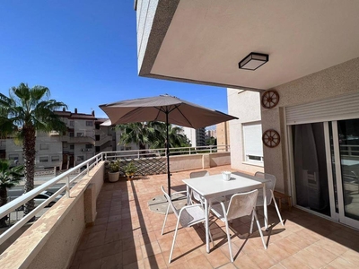 Alquiler Piso Alicante - Alacant. Piso de tres habitaciones en Calle Arpón. Plaza de aparcamiento con terraza