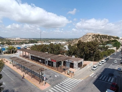 Alquiler Piso Guardamar del Segura. Piso de tres habitaciones en Calle Molivent 9. Cuarta planta con balcón