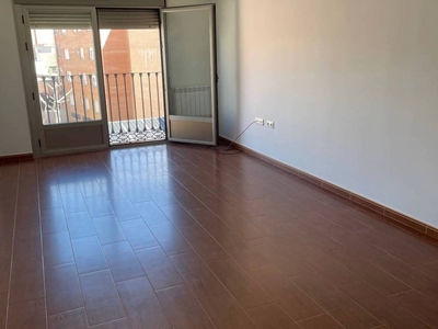 Alquiler Piso Puertollano. Piso de tres habitaciones en Calle Cañas 26. Buen estado cuarta planta con balcón calefacción individual