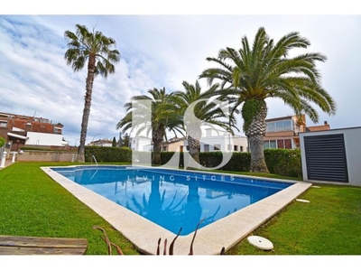 CASA UNIFAMILIAR CON JARDIN EN EL CENTRO DE RIBES