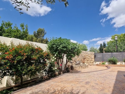 Chalet espectacular chalet : amplio, elegante y con impresionante jardín y piscina. en Campo Real