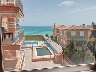 Estupendo apartamento situado en la playa de Nules con terraza y vistas frontales al mar!!