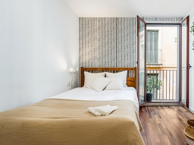 ¡Habitaciones en alquiler en un apartamento de 5 habitaciones en Barcelona!