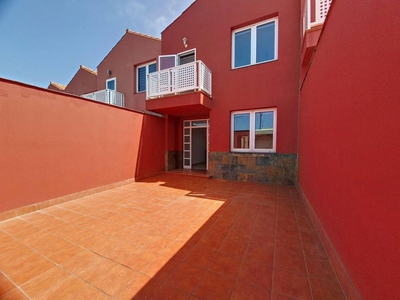 Venta Casa adosada en Acoran Firgas. Buen estado plaza de aparcamiento con balcón 130 m²