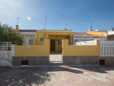 Venta Casa adosada en Amapolas 895 Torrevieja. Con terraza 65 m²