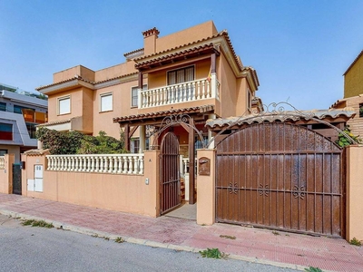 Venta Casa adosada en Avenida Alfredo Nobel Torrevieja Torrevieja. Buen estado 150 m²