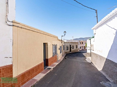 Venta Casa adosada en C. Rda. de la Luz 12 Dalías. Plaza de aparcamiento con terraza 237 m²