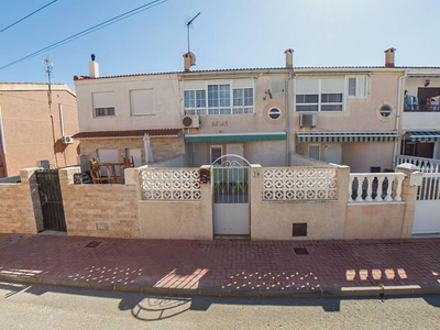 Venta Casa adosada en Calle Alicante Torrevieja. Muy buen estado con balcón calefacción central 80 m²