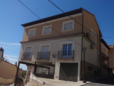 Venta Casa adosada en Calle Álvaro de Luna La Adrada. Buen estado 104 m²