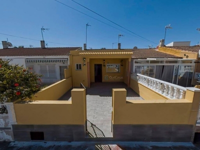 Venta Casa adosada en Calle Amapolas Torrevieja. Muy buen estado calefacción central 60 m²