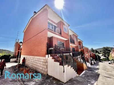 Venta Casa adosada en Calle Ávila El Hoyo de Pinares. Buen estado con terraza 169 m²