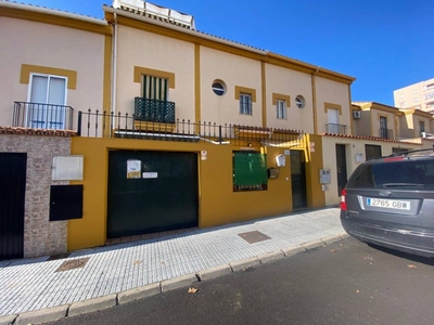 Venta Casa adosada en Calle Campanilla Badajoz. Buen estado plaza de aparcamiento 156 m²