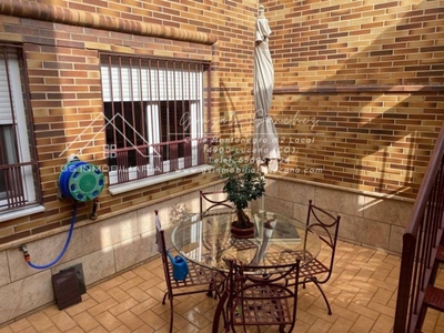 Venta Casa adosada en Calle JOAQUIN TURINA Lucena. Buen estado plaza de aparcamiento con balcón calefacción central 365 m²