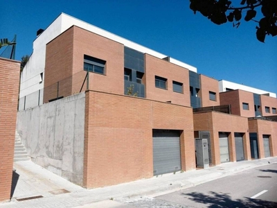 Venta Casa adosada en Calle JOSEP ESCOBAR 64 Granollers. Buen estado con terraza 300 m²