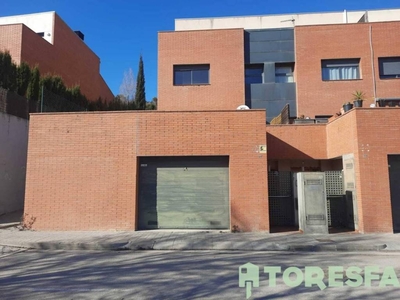Venta Casa adosada en Calle Josep Escobar Granollers. Buen estado con terraza 301 m²