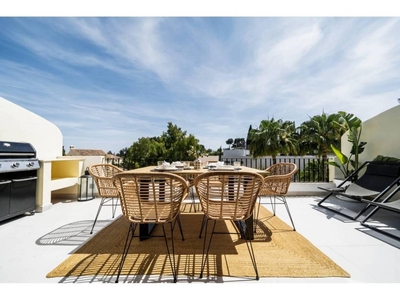 Venta Casa adosada en Calle LOS PINOS DE ALHOA S/N Marbella. Buen estado con terraza 165 m²